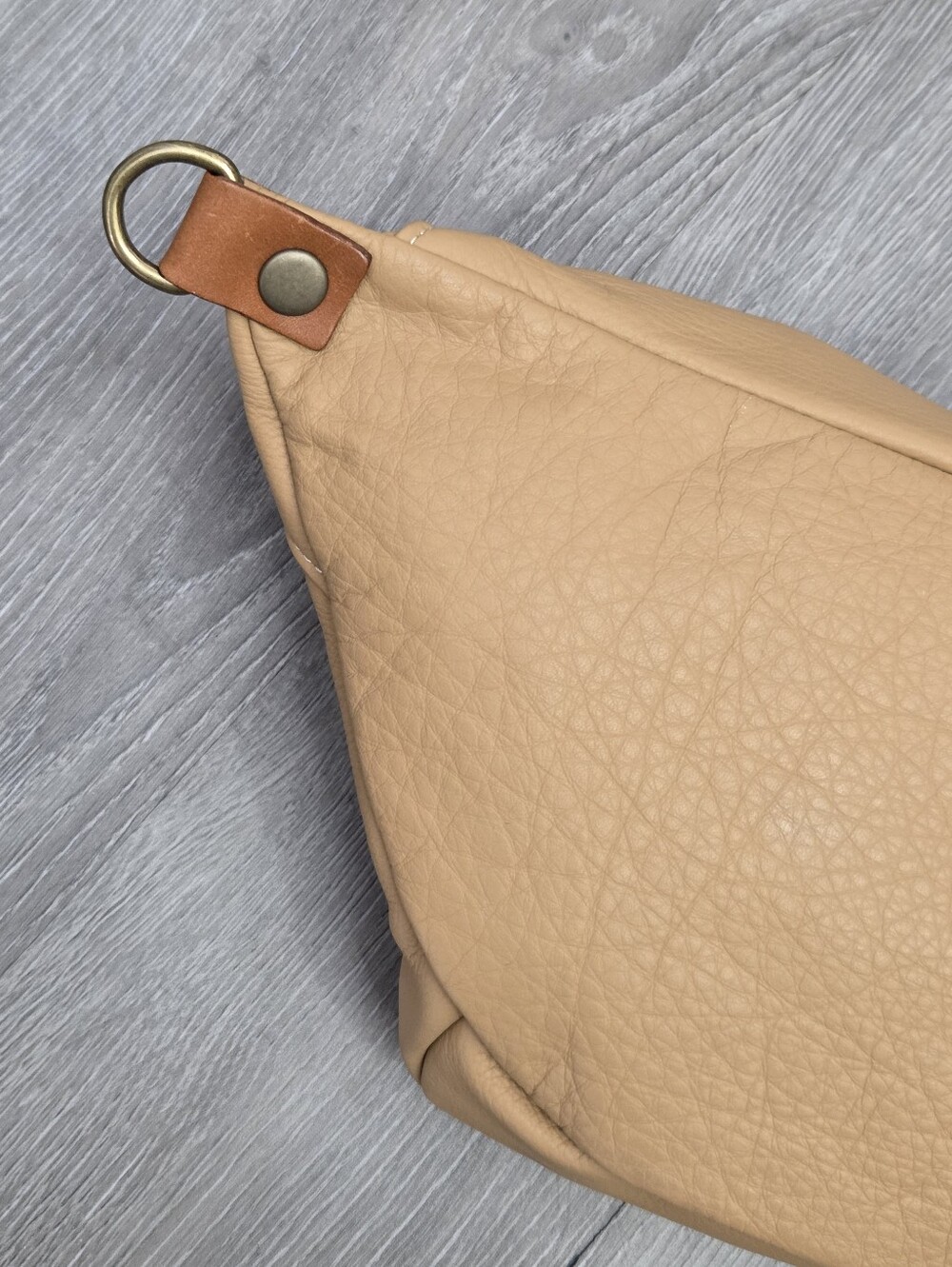 EXCELLENT PARKER THATCH CROSS YOUR HEART SLING BAG - LEATHER BUTTERSCOTCH - Picture 9 of 14